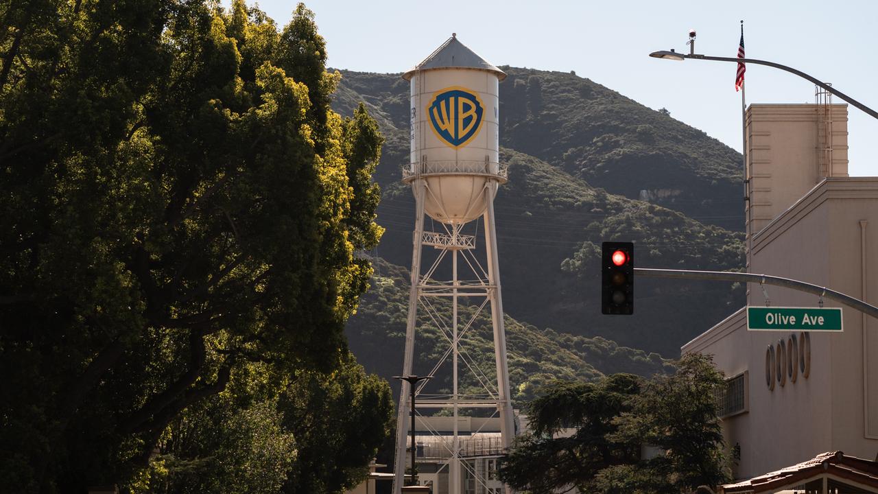 USA, Burban: Der Warner Bros. Wasserturm in den Warner Bros. Studios. Im Hintergrund sind Hügel.