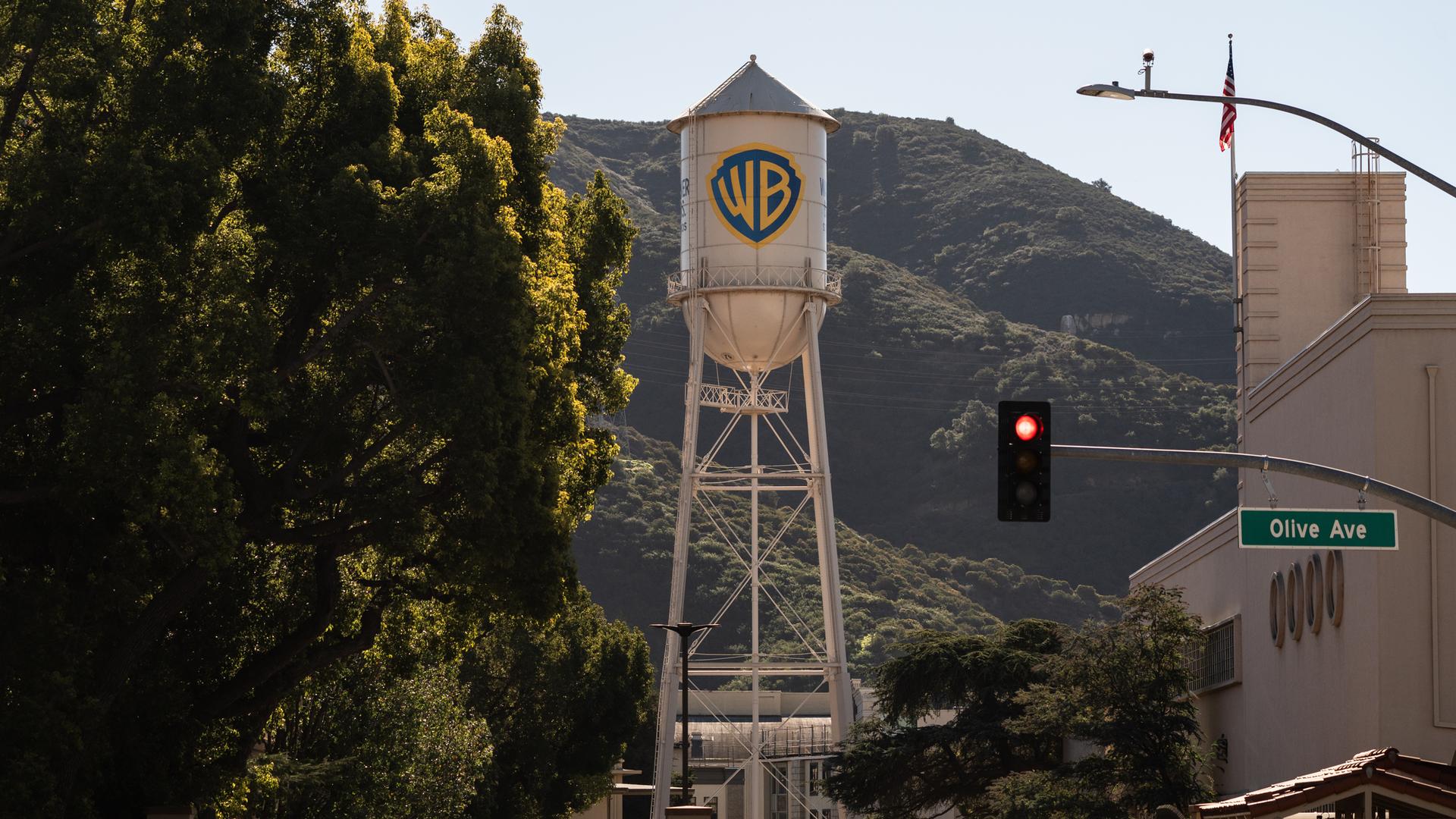 USA, Burban: Der Warner Bros. Wasserturm in den Warner Bros. Studios. Im Hintergrund sind Hügel. USA, Burban: Der Warner Bros. Wasserturm in den Warner Bros. Studios. Im Hintergrund sind Hügel.