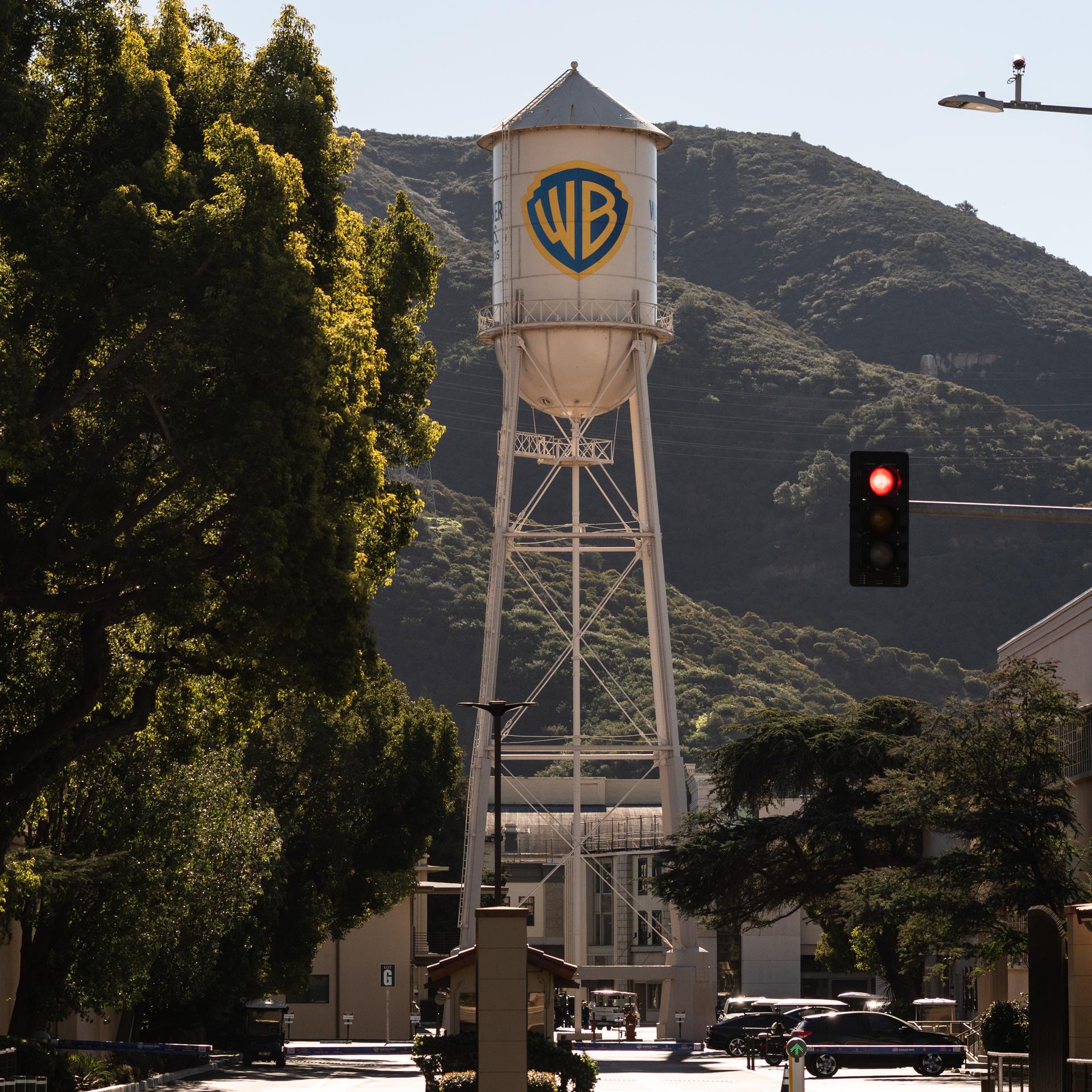 USA, Burban: Der Warner Bros. Wasserturm in den Warner Bros. Studios. Im Hintergrund sind Hügel.