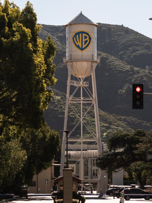 USA, Burban: Der Warner Bros. Wasserturm in den Warner Bros. Studios. Im Hintergrund sind Hügel.