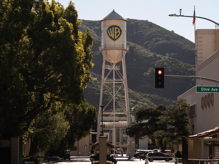 USA, Burban: Der Warner Bros. Wasserturm in den Warner Bros. Studios. Im Hintergrund sind Hügel.
