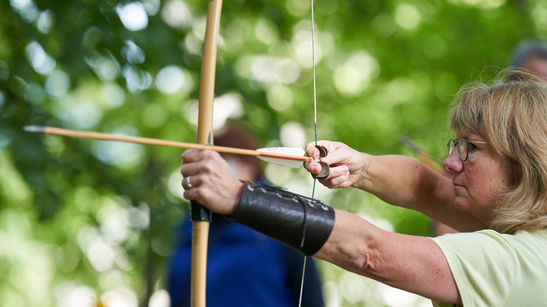 Teilnehmerin eines Seminars zum meditativen Bogenschießen 