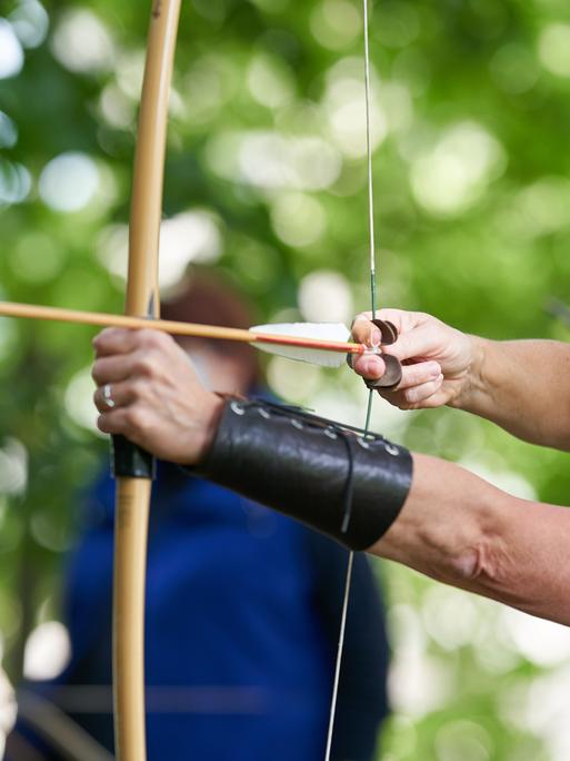 Teilnehmerin eines Seminars zum meditativen Bogenschießen 