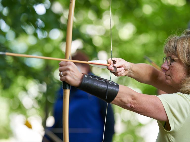 Teilnehmerin eines Seminars zum meditativen Bogenschießen 