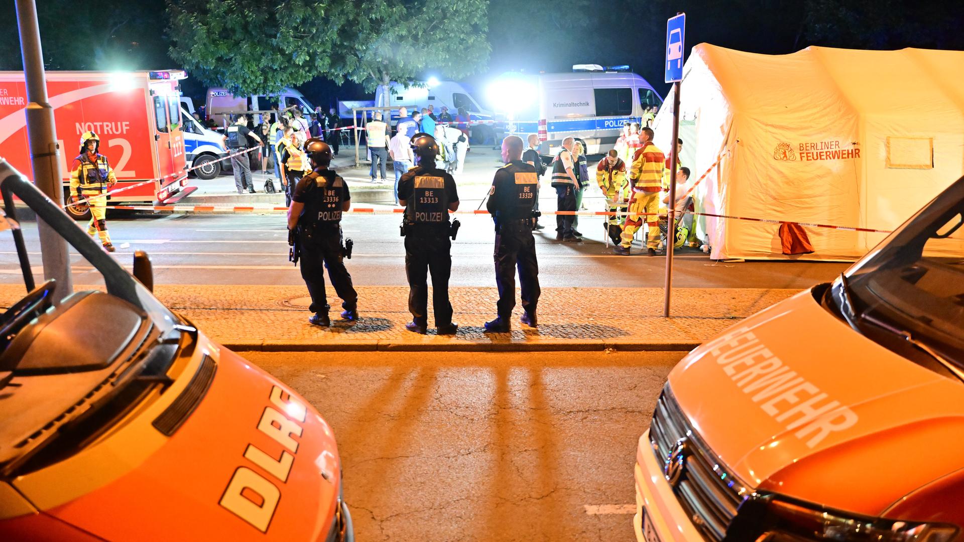 Einsatzkräfte der Polizei und Rettungskräfte stehen im Großen Tiergarten nach dem Abbruch des Christopher Street Day. Mit einem Fahrzeug wurden mehrere Menschen am Rande des CSD in Berlin angefahren und verletzt. Eine Person starb. 