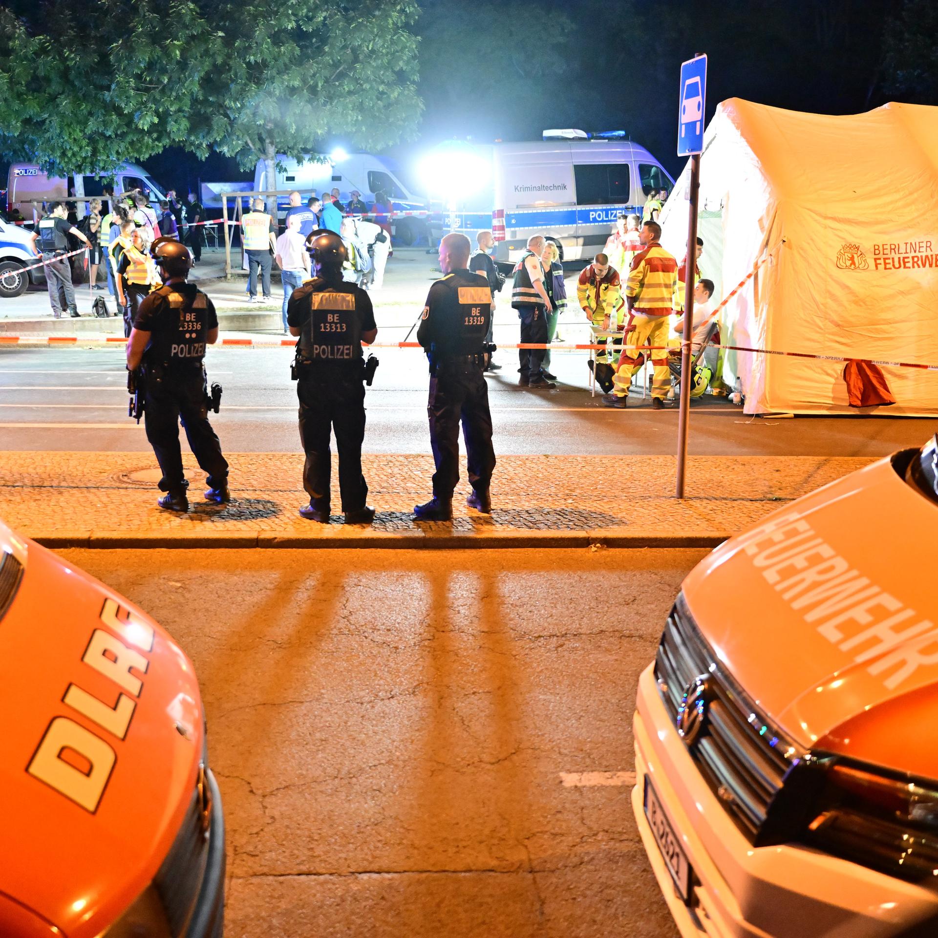 Einsatzkräfte der Polizei und Rettungskräfte stehen im Großen Tiergarten nach dem Abbruch des Christopher Street Day. Mit einem Fahrzeug wurden mehrere Menschen am Rande des CSD in Berlin angefahren und verletzt. Eine Person starb. 