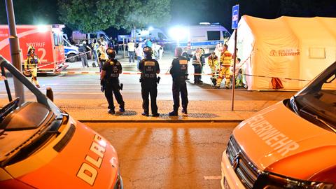 Einsatzkräfte der Polizei und Rettungskräfte stehen im Großen Tiergarten nach dem Abbruch des Christopher Street Day. Mit einem Fahrzeug wurden mehrere Menschen am Rande des CSD in Berlin angefahren und verletzt. Eine Person starb. 