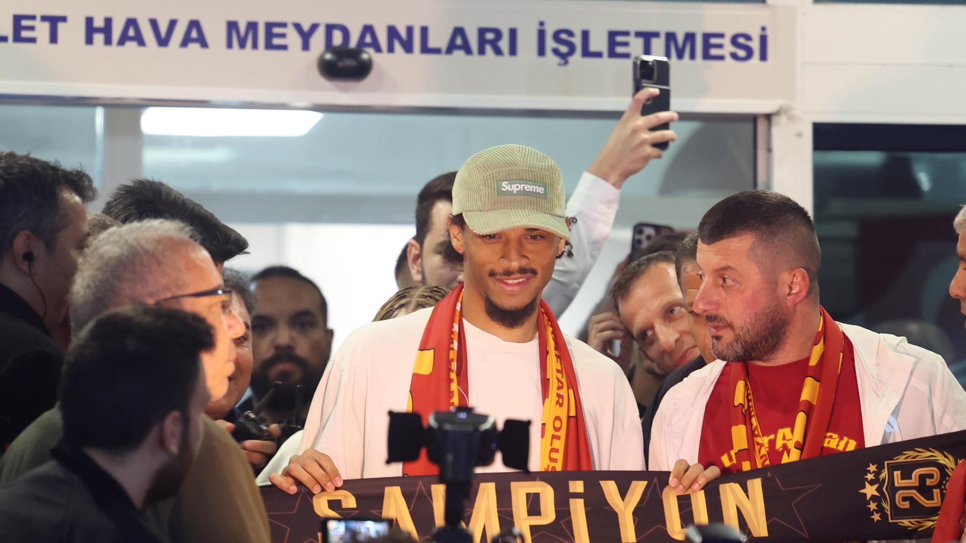 Nationalspieler Leroy Sané kommt am Flughafen in Istanbul an und wird von Galatasaray-Fans empfangen.
