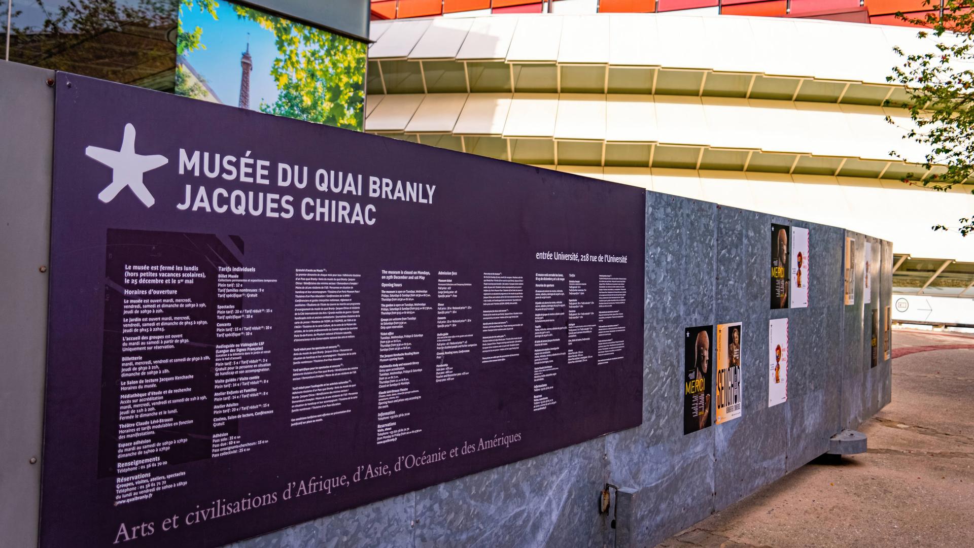 Außenansicht und Blick auf Schild vom Musée du quai Branly-Jacques Chirac in Paris Außenansicht und Blick auf Schild vom Musée du quai Branly-Jacques Chirac in Paris
