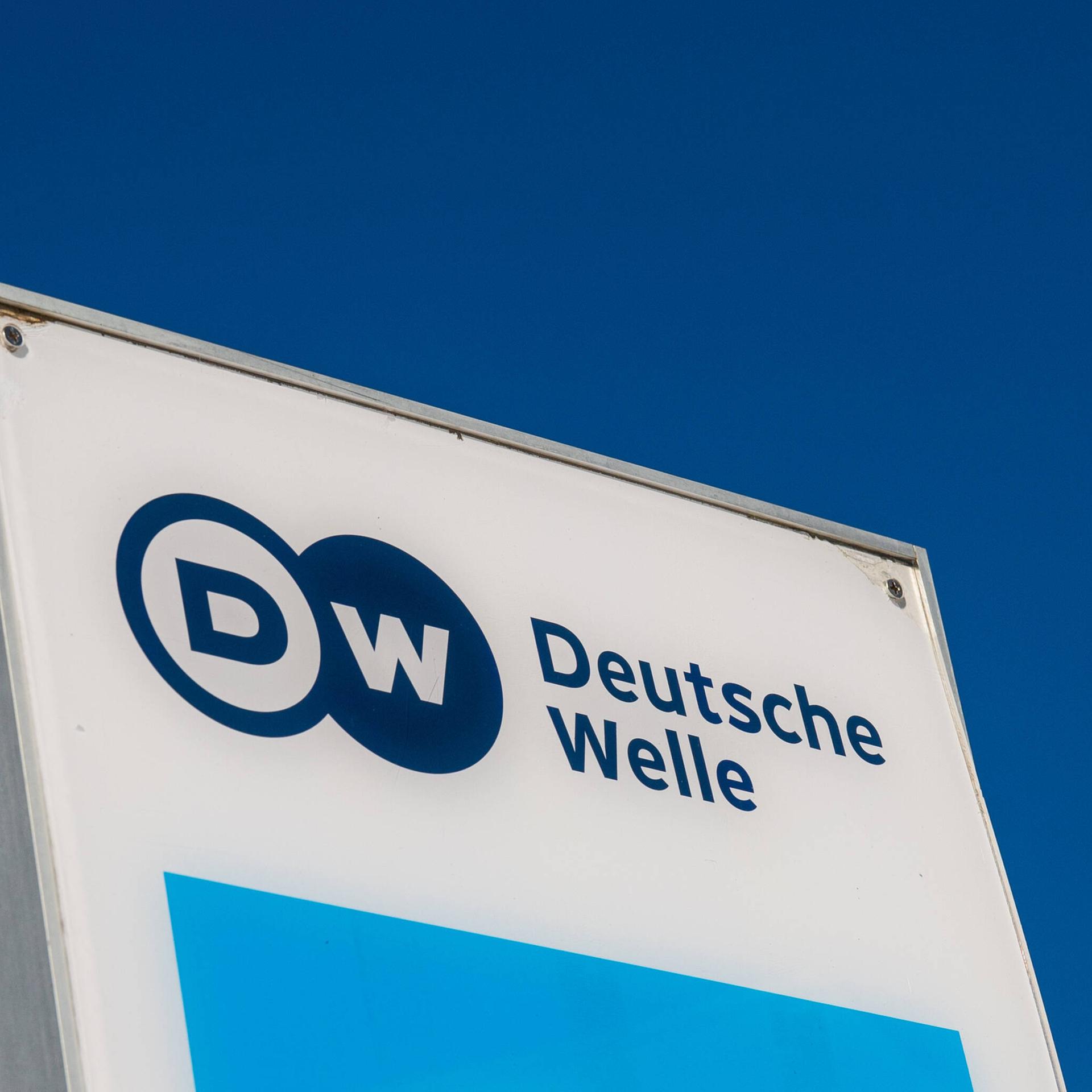 Das Logo der Deutschen Welle auf einem Schild.
