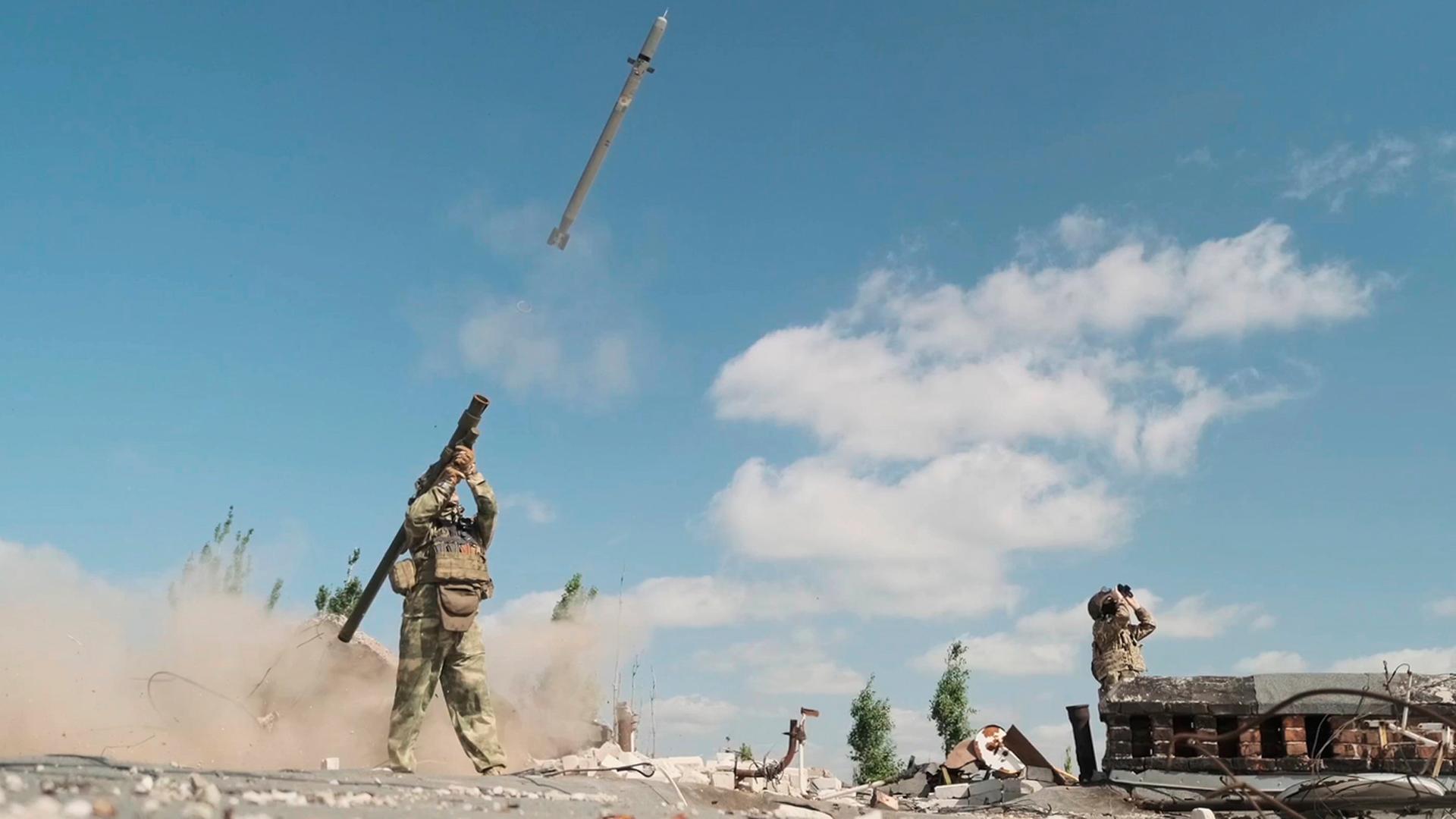 In diesem vom russischen Verteidigungsministerium freigegebenen Foto feuern Soldaten Raketen auf ukrainische Gebiete ab.