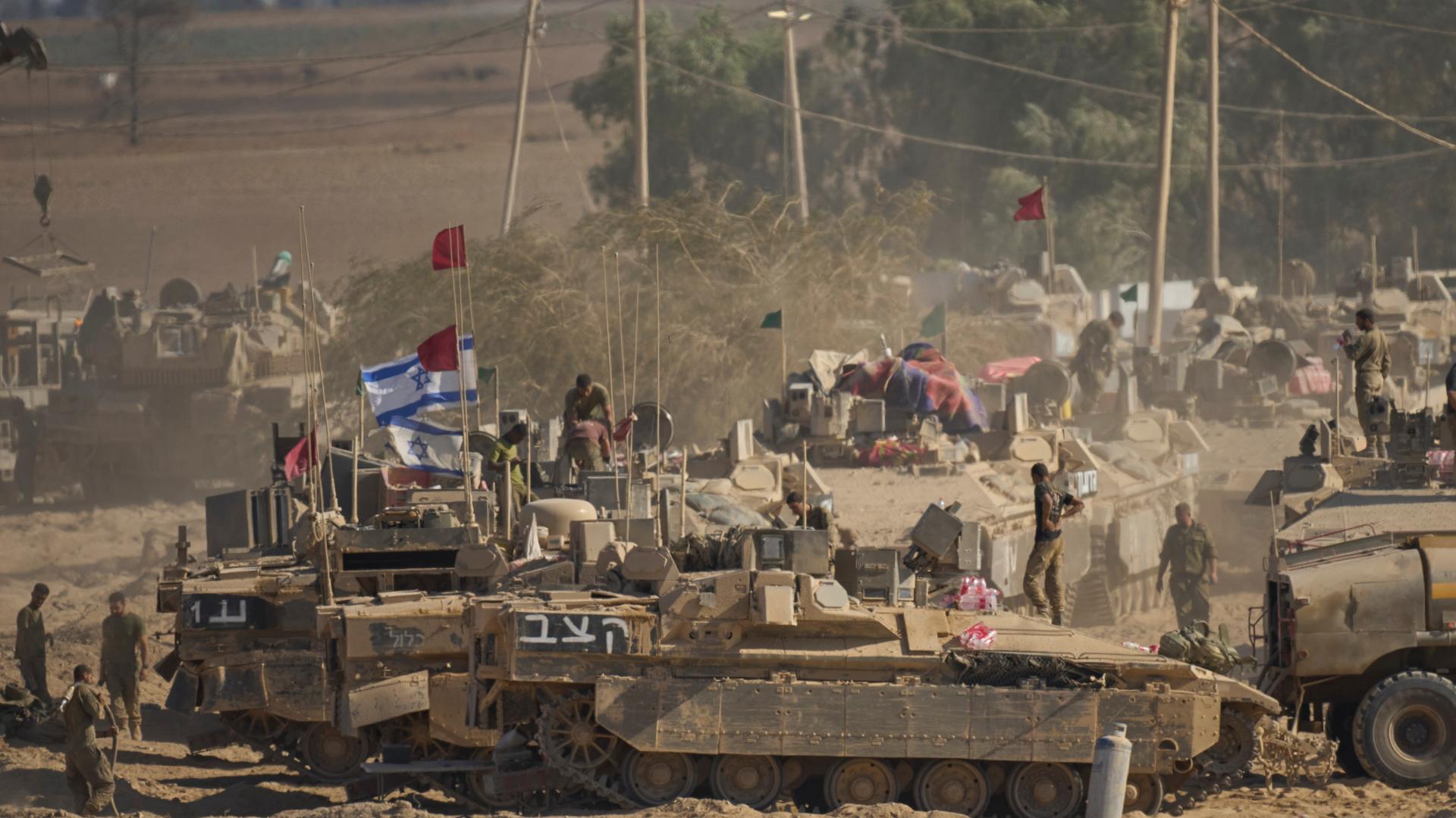 Israelische Soldaten mit Panzern an der Grenze zum Gazastreifen.