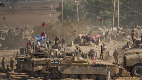 Israelische Soldaten mit Panzern an der Grenze zum Gazastreifen.