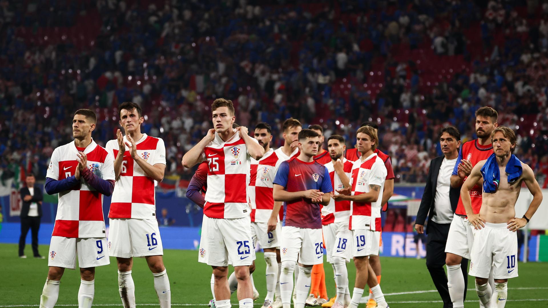Die Spieler der kroatischen Fußball-Nationalmannschaft gehen nach dem 1:1 gegen Italien entäuscht über den Platz.