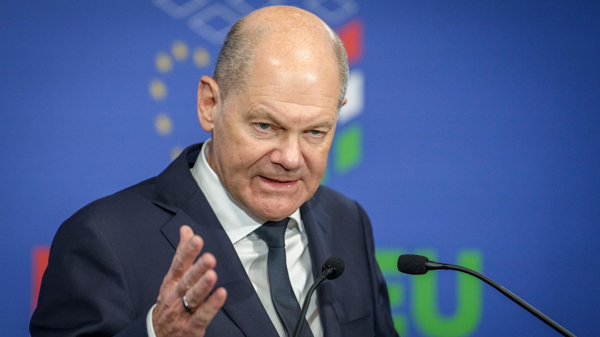 Bundeskanzler Olaf Scholz (SPD) gibt nach dem Informellen Treffen des Europäischen Rates eine Pressekonferenz.