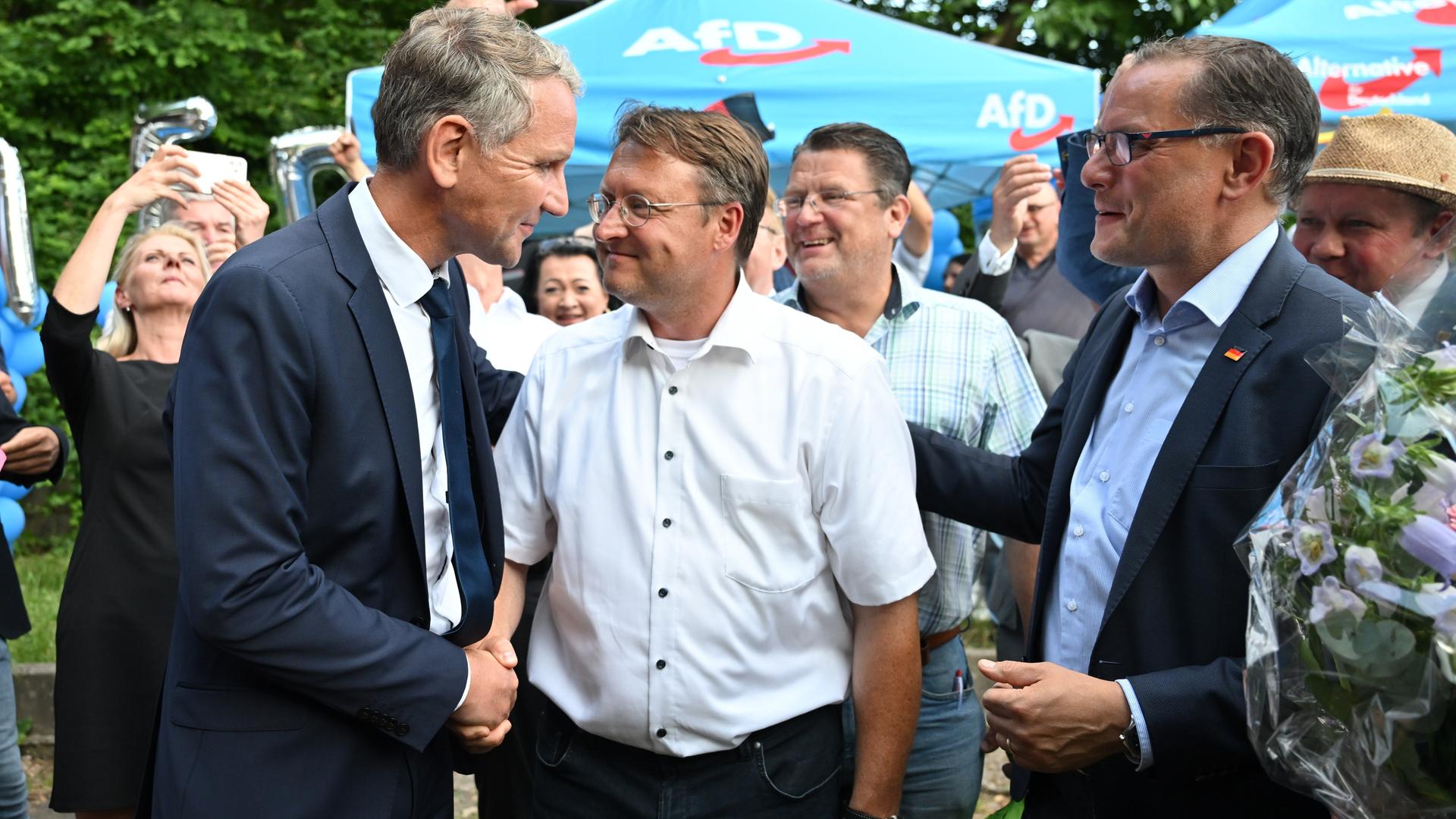 Björn Höcke, Vorsitzender der AfD Thüringen, schüttelt dem Wahlsieger Robert Sesselmann (AfD) die Hand.