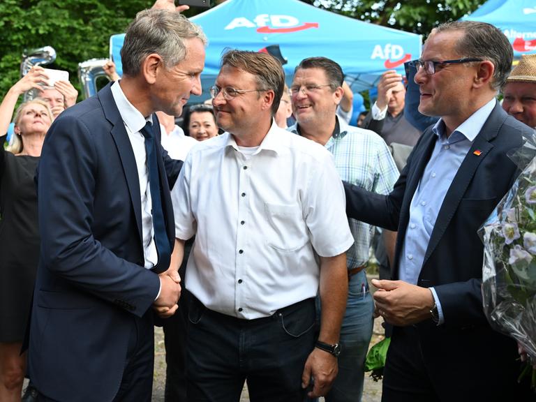 Björn Höcke, Vorsitzender der AfD Thüringen, schüttelt dem Wahlsieger Robert Sesselmann (AfD) die Hand.