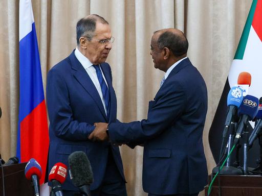 Die Außenminister Russlands und des Sudan, Lawrow und Al-Sadiq, bei einem Treffen im Februar.