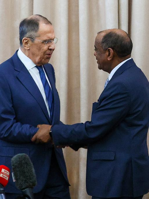 Die Außenminister Russlands und des Sudan, Lawrow und Al-Sadiq, bei einem Treffen im Februar.