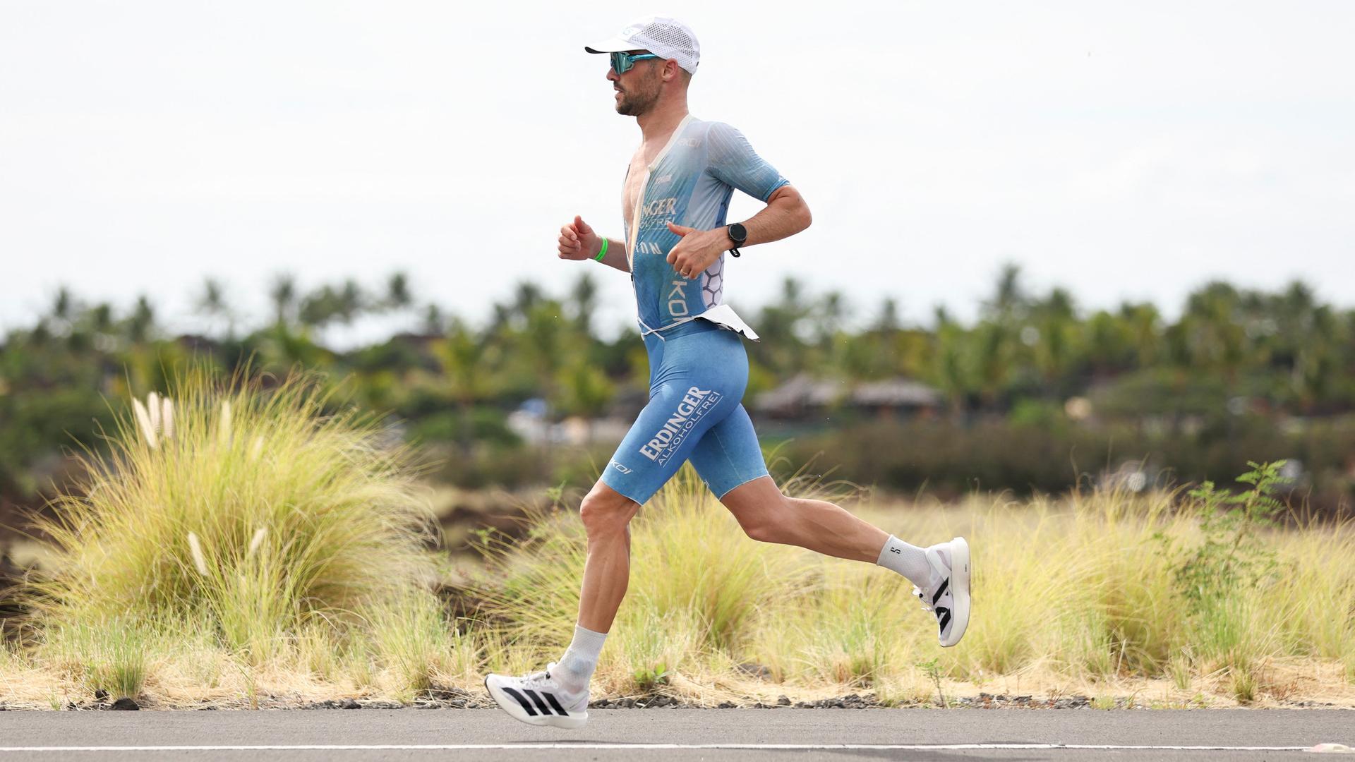 Patrick Lange läuft mit weit offenem Rennanzug über die Laufstrecke. Patrick Lange läuft mit weit offenem Rennanzug über die Laufstrecke.