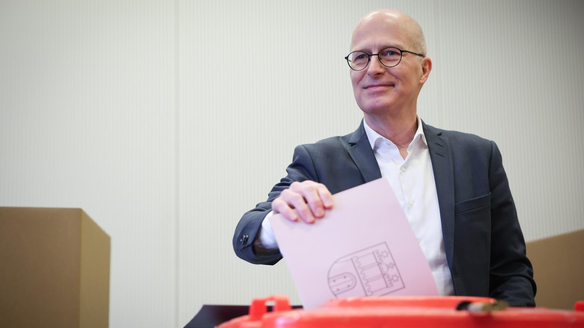 Peter Tschentscher (SPD), Erster Bürgermeister in Hamburg und Spitzenkandidat für die Bürgerschaftswahl, gibt in einem Wahllokal in Barmbek seine Stimme ab.