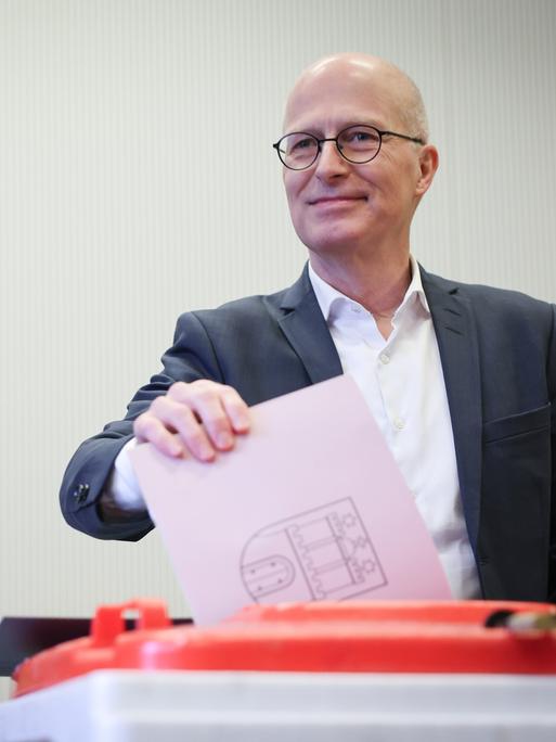 Peter Tschentscher (SPD), Erster Bürgermeister in Hamburg und Spitzenkandidat für die Bürgerschaftswahl, gibt in einem Wahllokal in Barmbek seine Stimme ab.