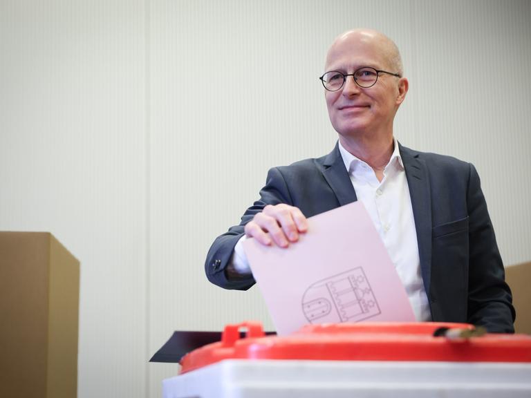 Peter Tschentscher (SPD), Erster Bürgermeister in Hamburg und Spitzenkandidat für die Bürgerschaftswahl, gibt in einem Wahllokal in Barmbek seine Stimme ab.