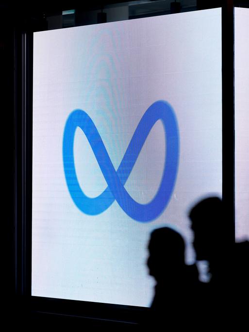 Das Logo des Internetkonzerns Meta u.a. Facebook, Instagram, Whatsapp zu sehen auf einem Bildschirm in einem Elektromarkt. 