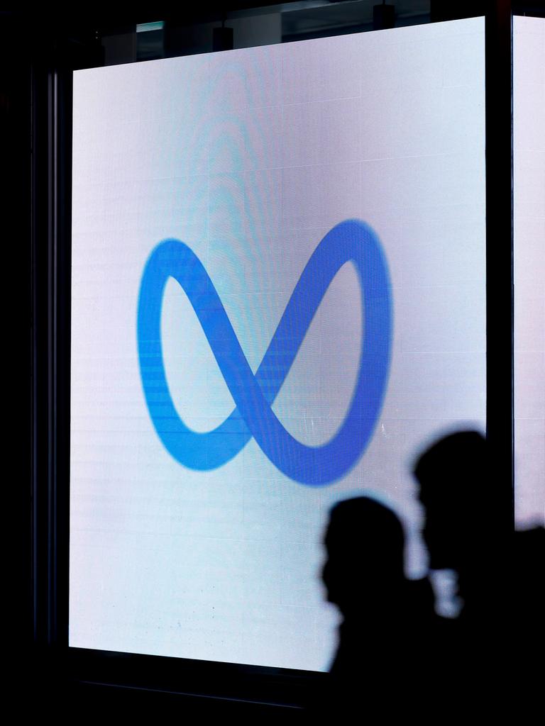 Das Logo des Internetkonzerns Meta u.a. Facebook, Instagram, Whatsapp zu sehen auf einem Bildschirm in einem Elektromarkt. 