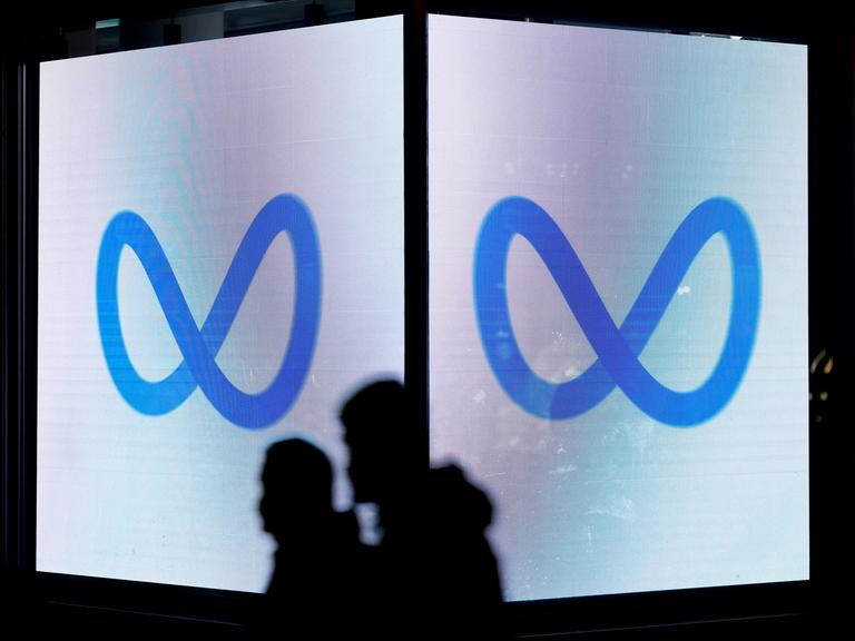 Das Logo des Internetkonzerns Meta u.a. Facebook, Instagram, Whatsapp zu sehen auf einem Bildschirm in einem Elektromarkt. 
