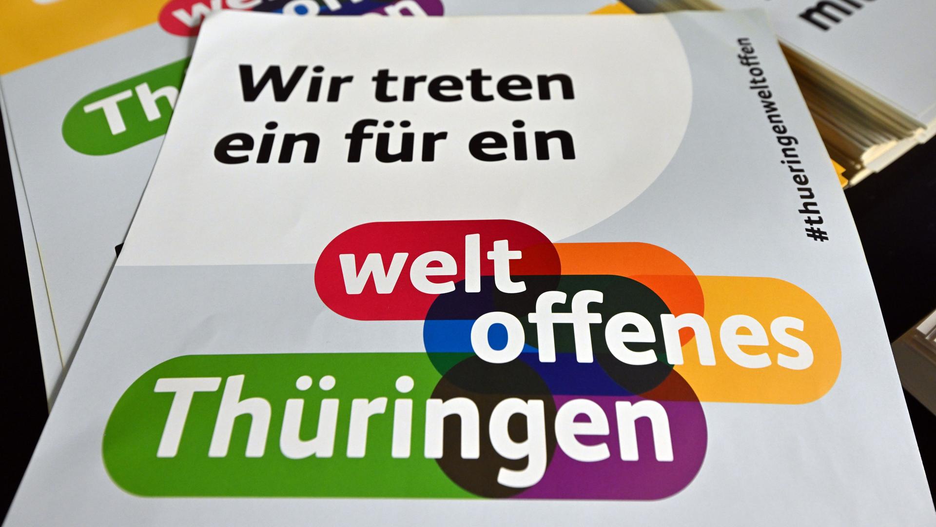 Thüringen, Jena: "Weltoffenes Thüringen" steht auf dem Plakat während einer Pressekonferenz der Initiative "Weltoffenes Thüringen". Thüringen, Jena: "Weltoffenes Thüringen" steht auf dem Plakat während einer Pressekonferenz der Initiative "Weltoffenes Thüringen".