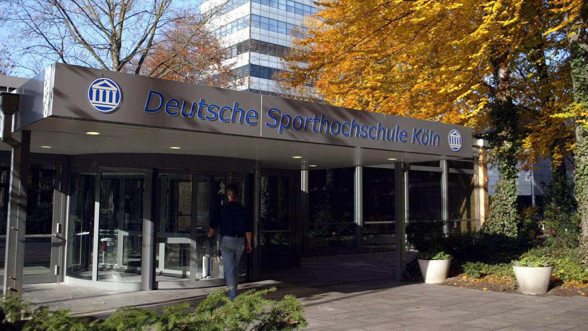 Der Eingangsbereich der Deutschen Sporthochschule Köln.