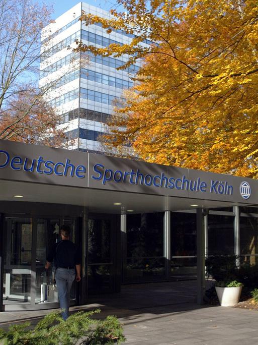 Der Eingangsbereich der Deutschen Sporthochschule Köln.