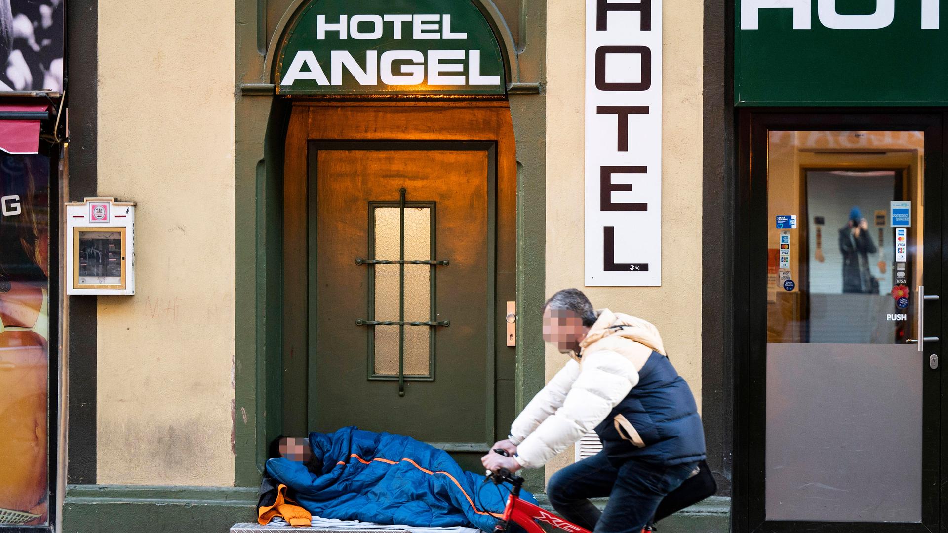 Im Bild: Ein mutmaßlich Drogenabhängiger schläft vor dem Eingang des Hotels "Angel" in der Moselstraße im Frankfurter Bahnhofsviertel. 
