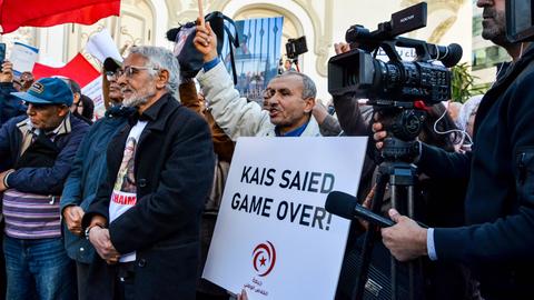 Demonstration gegen Kais Saied. Ein Demonstrant hält ein Schild mit der Aufschrift "Kais Saied Game Over" hoch.