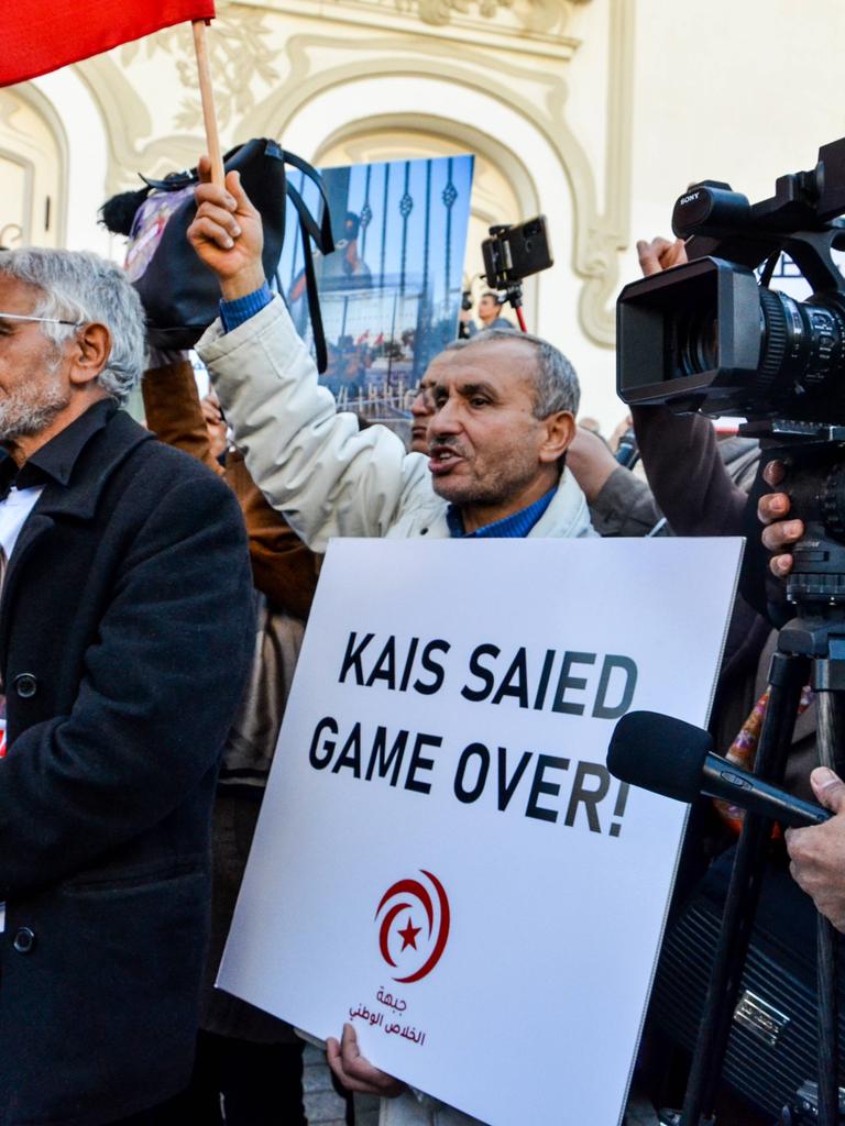Demonstration gegen Kais Saied. Ein Demonstrant hält ein Schild mit der Aufschrift "Kais Saied Game Over" hoch.