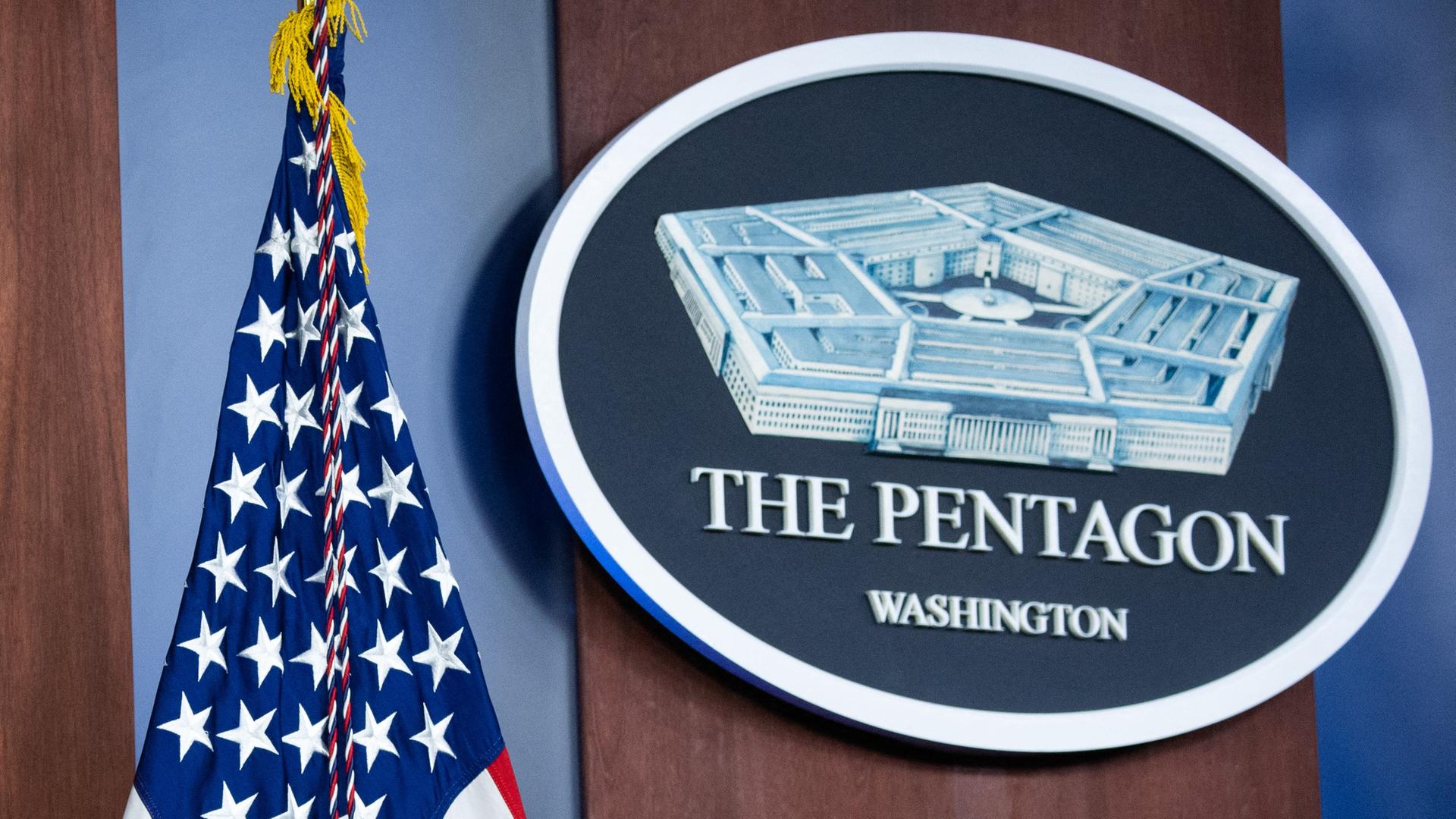 Zu sehen auf dem Bildausschnitt ist das Pentagon-Logo und eine US-amerikanische Flagge