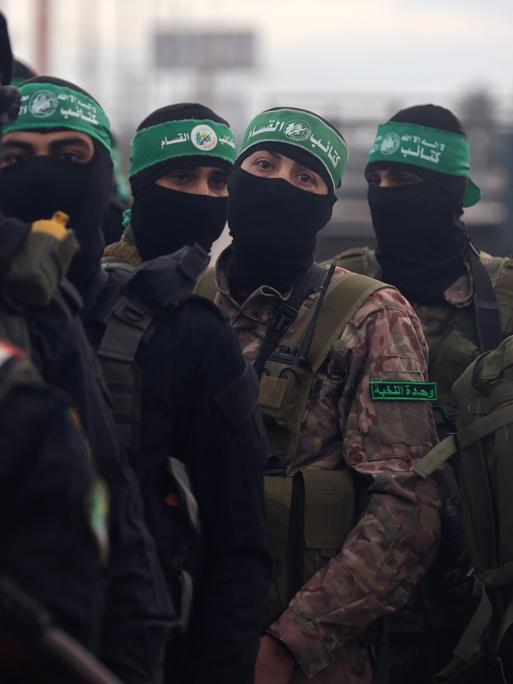 Eine Gruppe vermummter Hamas-Angehöriger