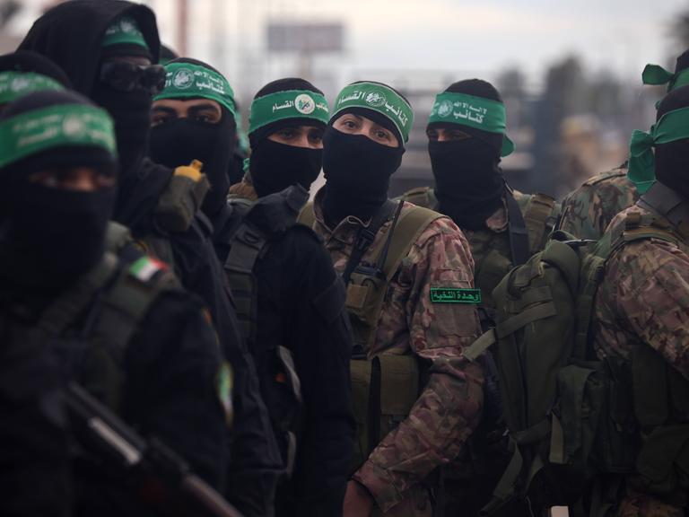 Eine Gruppe vermummter Hamas-Angehöriger