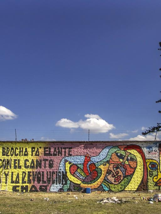 Santiago de Chile: Eines der wenigen Mauerbilder von verschiedenen Künstlern der Kommunistischen Parteijugend und der Ramona Parra-Brigade, die jedes einzelne ihrer Bilder in Erinnerungen an die Opfer der Militärdiktatur malte. Hier wurde auch der Sänger Victor Jara ermordet aufgefunden.