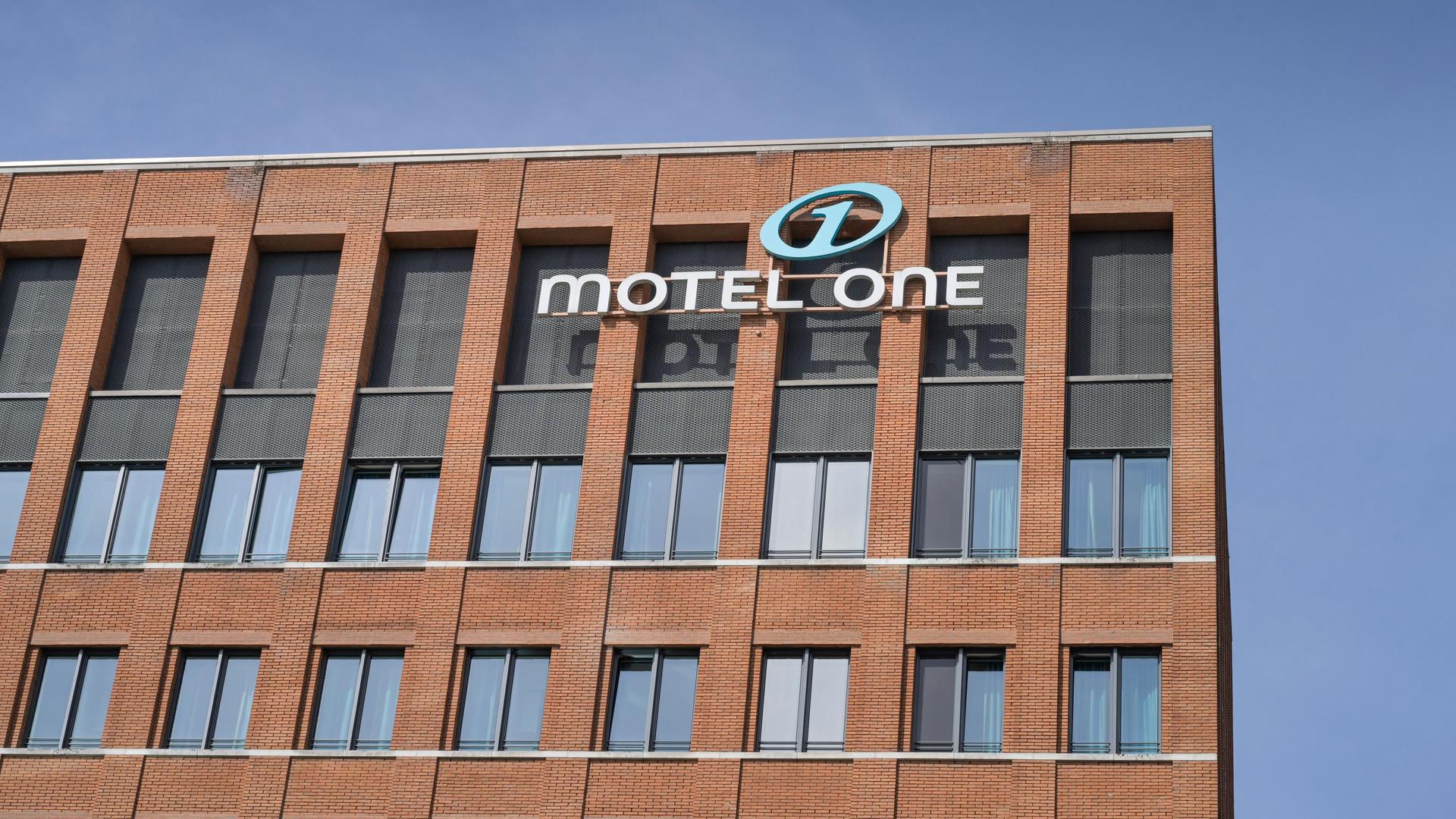 Hotelgebäude aus roten Backstein mit Schriftzug "Motel One"