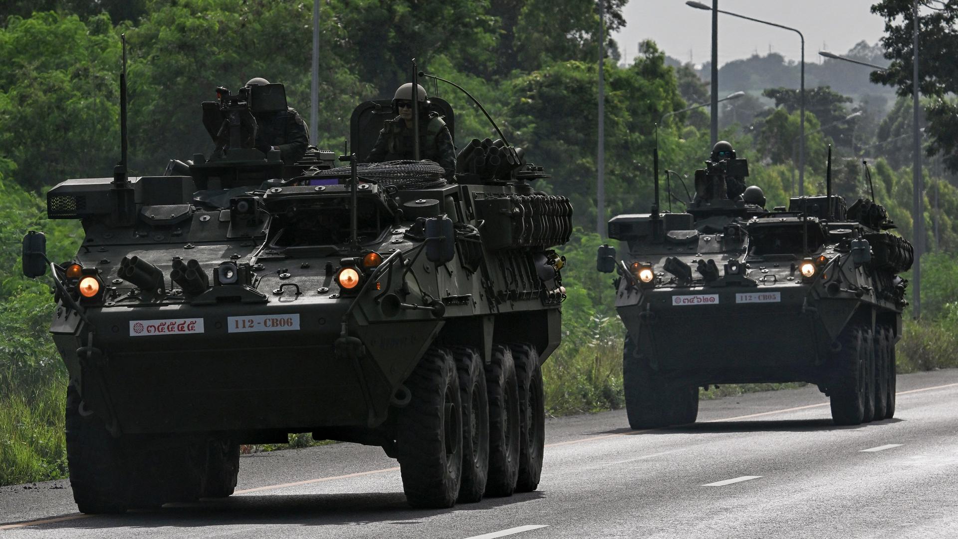 Panzer der thailändischen Armee fahren auf einer Straße.