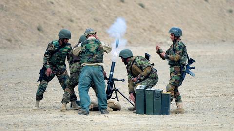 Archivfoto aus 2015. Spezialeinheiten der afghanischen Nationalarmee feuern einen leichten M224 60 mm Mörser während einer Übungsdemonstration im US amerikanischen Camp Morehead am 19. November 2015 nahe Kabul, Afghanistan. 