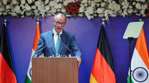 Bundeskanzler Friedrich Merz (CDU) spricht auf einer gemeinsamen Pressekonferenz mit Indiens Premierminister Modi. 