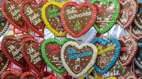 Lebkuchenherzen hängen auf dem Leipziger Weihnachtsmarkt. 