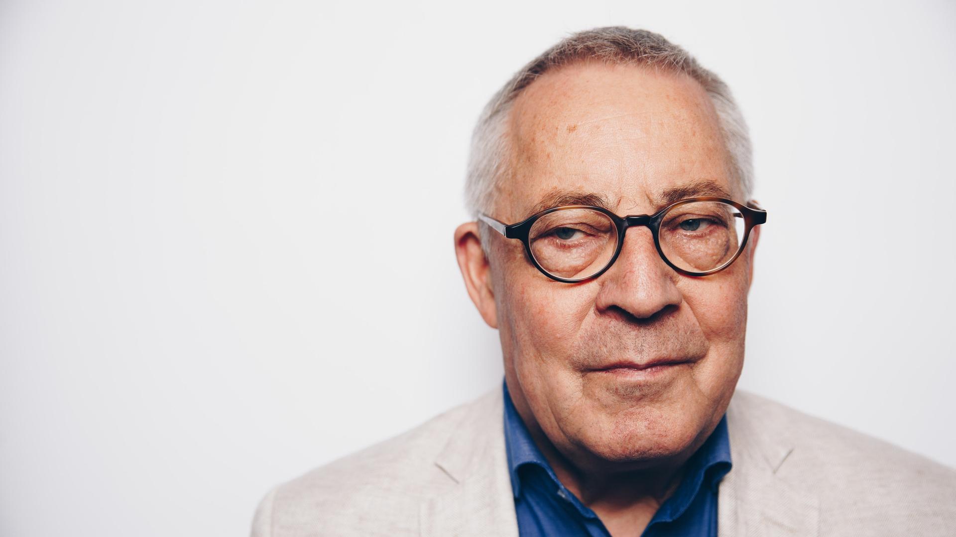 Close-Up Porträt vom Autor Karl Schlögel vor hellem Hintergrund.