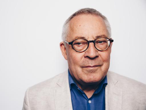 Close-Up Porträt vom Autor Karl Schlögel vor hellem Hintergrund.