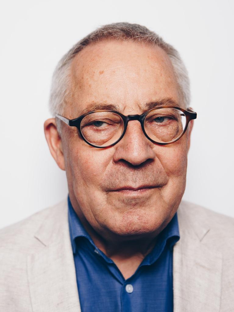 Close-Up Porträt vom Autor Karl Schlögel vor hellem Hintergrund.