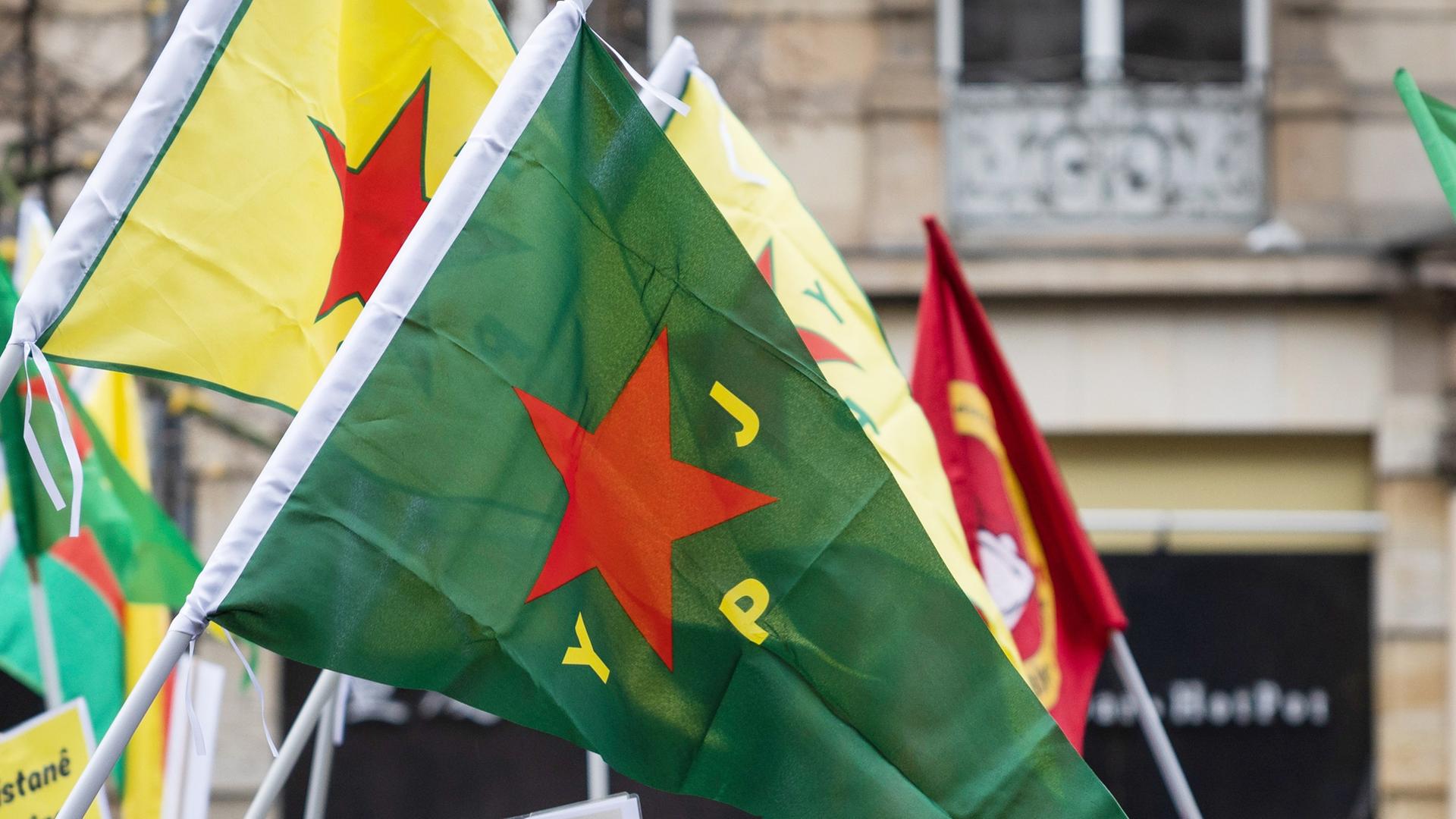Das Logo der Kurdenmiliz YPG auf einer Flagge.