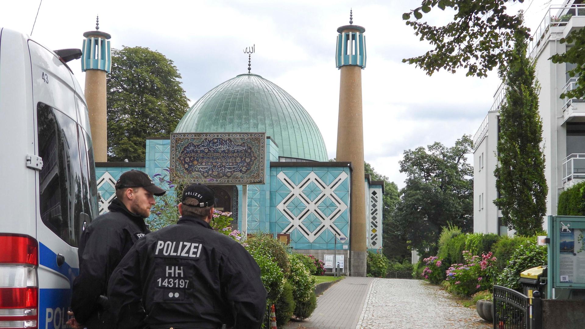 Die Polizei muss die Blaue Moschee sichern. Immer wieder gibt es Proteste gegen das Islamische Zentrum Hamburg (IZH) - es soll enge Verbindungen zur iranischen Regierung und zur Hisbollah unterhalten. 